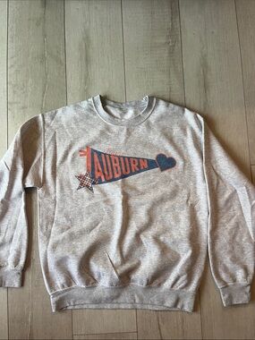 AUBURN UNIVERSITY NWOT SZ M GREY CREWNECK SWEATSHIRT NEVER WORN ADORABLE FRONT
